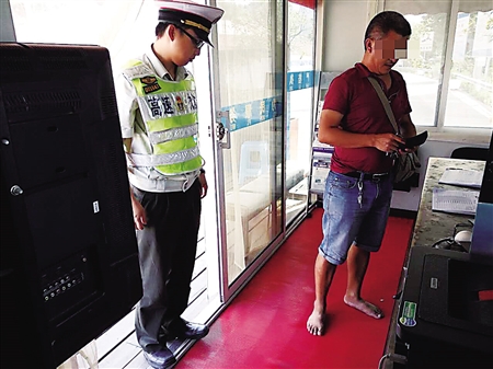 穿拖鞋开车怕遭查 他赤脚开200多公里还是被罚