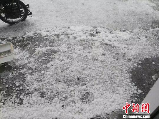图为倾泻一地的冰雹。雷宪 摄