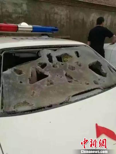 图为被冰雹砸毁的警车车窗。雷宪 摄