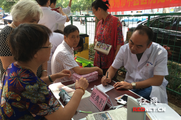 郴州市中医医院开展中医特色治疗进社区服务活