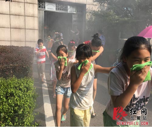 长沙市岳麓区西湖街道组织开展消防模拟演练活