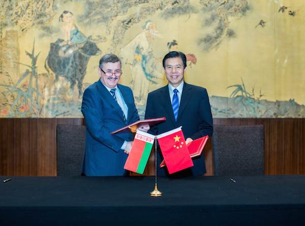 8月15-16日,商务部国际贸易谈判代表钟山与白