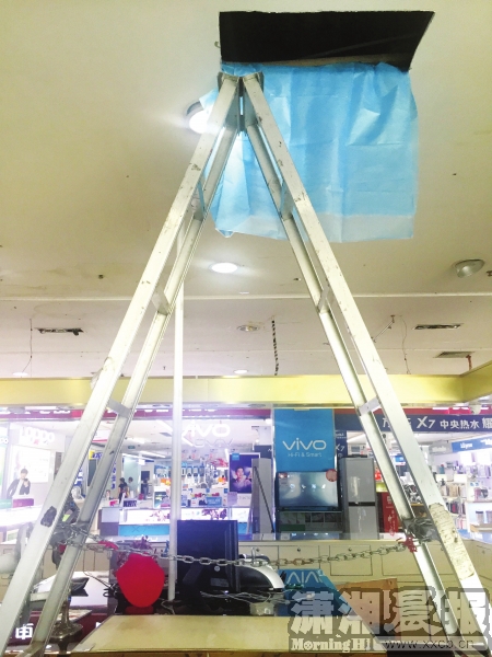 8月17日，书院路一商场，被盗的金器柜台正上方天 花板上被小偷锯开的长方形缺口。图/记者陈正