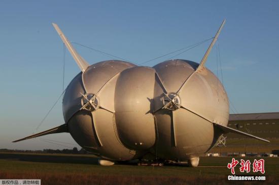 资料图：8月15日，英国卡丁顿，英国打造的全球最大飞行器Airlander 10计划14日进行首次试飞，但是在最后一刻宣布推迟。