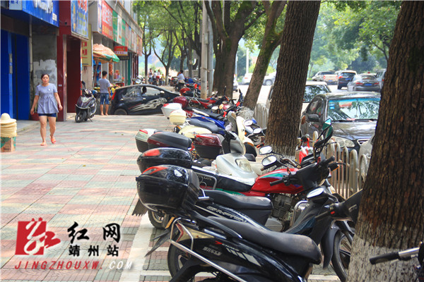 靖州新设人行道停车线车辆停放井然有序|停车