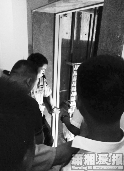 8月17日，浏阳大瑶阳光至尊小区事发电梯附近，警方正在进行调查。受访者供图