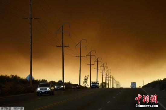 当地时间8月16日据外媒报道，美国加州卡容山口发生山林大火，超过80000人被迫疏散，圣贝纳迪诺县多座房屋被毁。