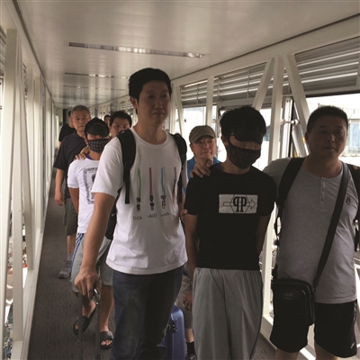警方将诈骗团伙押解回宁