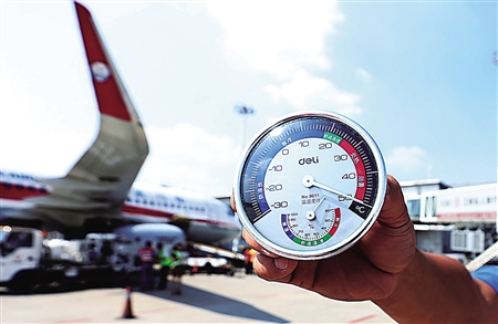 他们有多热?停机坪超50℃高温致温度计爆表|飞