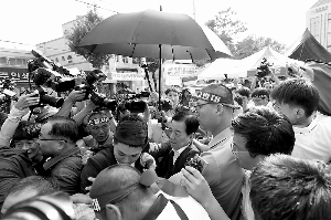 17日，韩国国防部长官韩民求访星州郡遭围堵， “萨德”座谈会无果而终。
