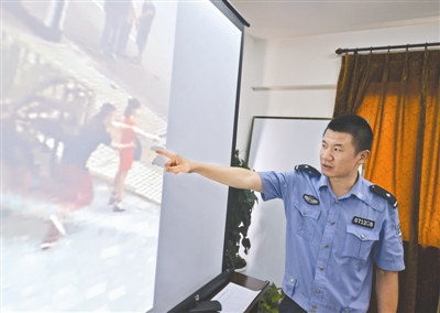 交警闻玺向记者介绍，8月9日他在下班途中，救下手拿菜刀有自杀举动女子的经过