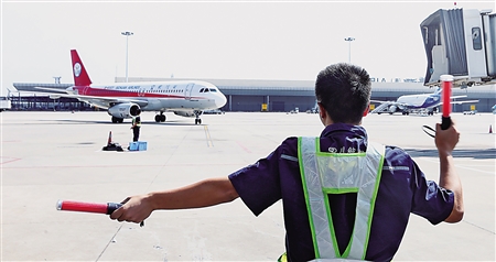 他们有多热?停机坪超50℃高温致温度计爆表|飞