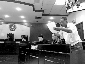 被告赵先生的二舅情绪激动，赵先生（左）也出席了庭审。