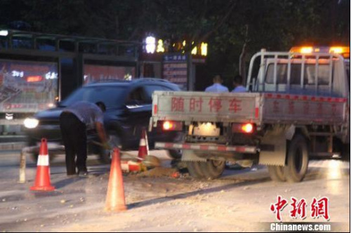 工作人员正对受损设施进行紧急维修。 于俊亮 摄