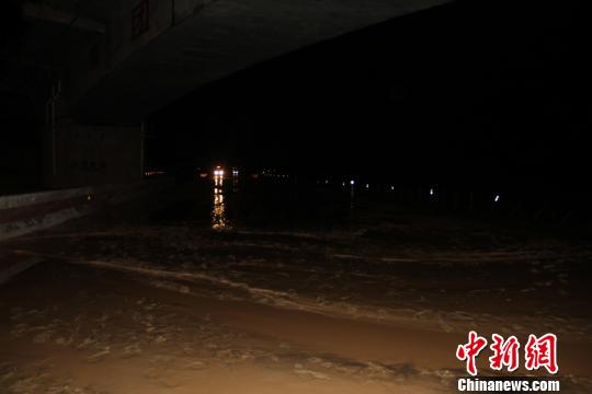 新疆吐和高速阿克苏地区境内发生泥石流，百余车辆被困。 汪渝 摄
