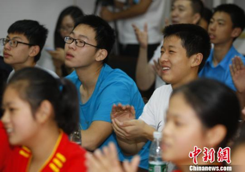 在南京市中山东路体校内,排球训练队的师妹师弟们为每次得分欢呼,为中国女排最终的胜利激动。 泱波 摄