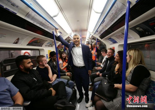 英国伦敦地铁两条线路开始实行周五、周六全天24小时运营，借此推动伦敦午夜经济的发展。伦敦市长萨迪克·汗试乘车。