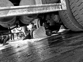 醉酒男命丧公路民警钻300辆车底查案|民警|车