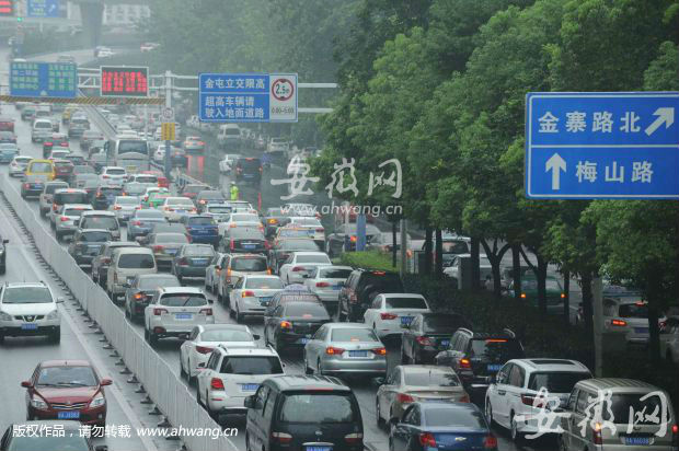 合肥遭暴雨突袭 多处发生内涝 多路段因积水中