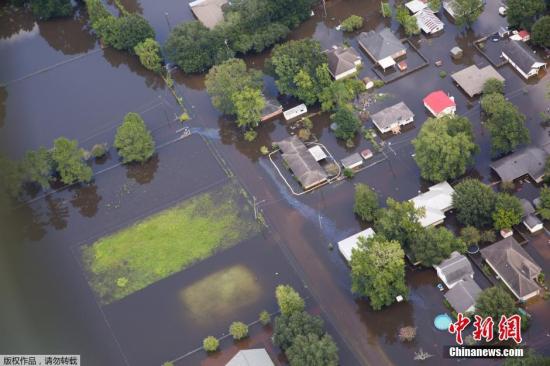 当地时间8月17日，美国路易斯安那州索伦托，居民住房被淹。