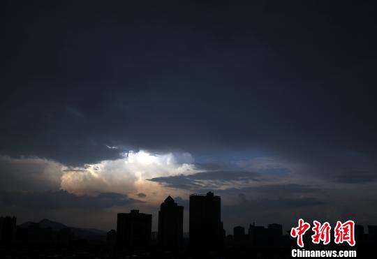 图为当天下午5时左右昆明主城区乌云压顶，形如黑夜 李继红 摄