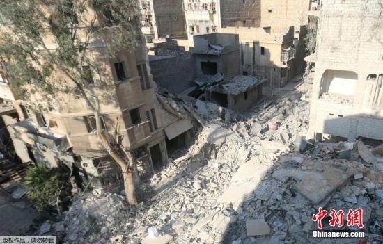 资料图：叙利亚居民被迫撤离，到处断壁残垣，持续停水停电，曾经繁华的城市化为了一片废墟。