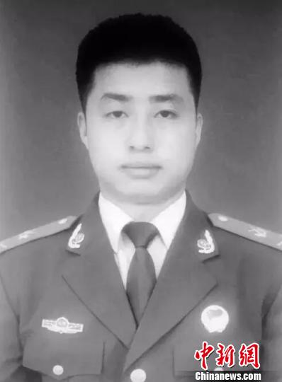 图为抗洪烈士欧阳文健遗像。（资料图） 武警海南边防总队供图 摄
