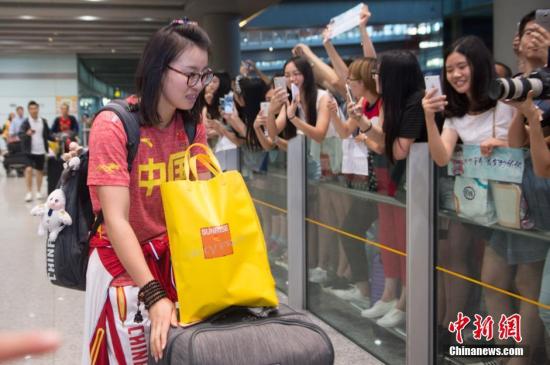 北京时间8月16日清晨，里约奥运中国游泳队回国抵达北京机场，傅园慧、宁泽涛等游泳选手被媒体和粉丝包围。中新社记者 崔楠 摄