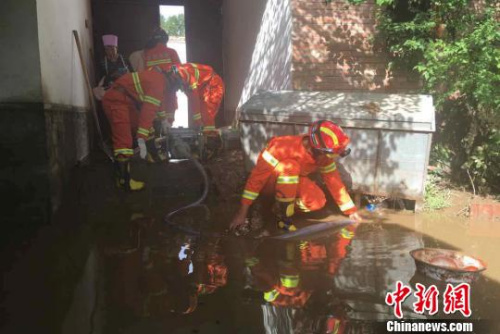 图为救援现场。 贺启军 摄