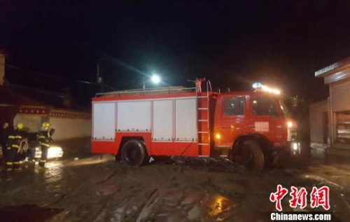 图为救援现场。 贺启军 摄