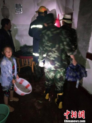 图为救援现场。 何双喜 摄