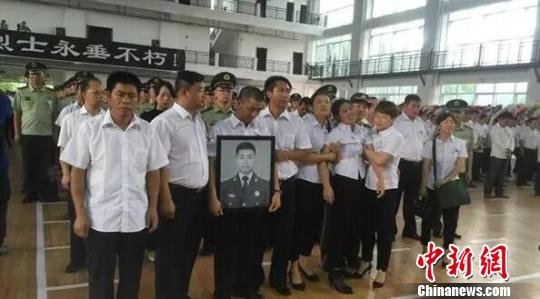 图为抗洪烈士欧阳文健追悼会及遗体告别仪式现场。 付美斌 摄