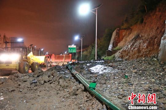 强降雨致京藏高速平西高速境内一挡墙垮塌 封