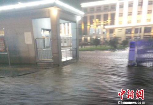 图为救援现场。 何双喜 摄