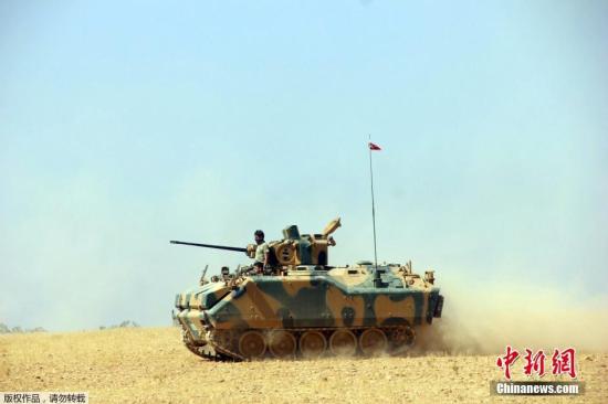 当地时间2016年8月24日，土耳其加齐安泰普Karkamis，土耳其军队前往土叙边境，参与打击叙利亚边境城镇内的极端组织任务。