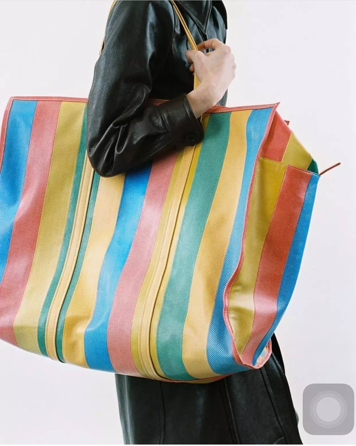飞:花一万多买一款神似编织袋的Balenciaga包
