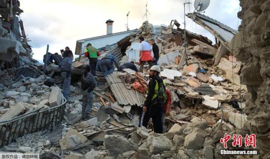 图为救援人员在废墟中紧急抢险。