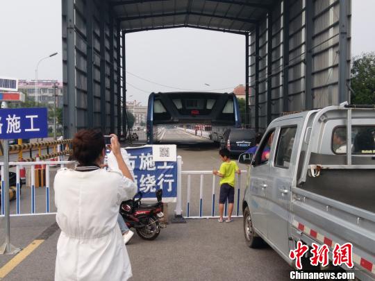 一名来自北京的游客在“巴铁1号”测试现场拍照。王天译 摄