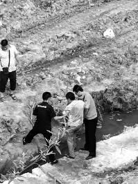 醉酒男下车小便摔河中|小便|民警|男子