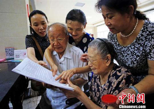 圆心愿:93岁爷爷携92岁奶奶补办结婚证(图)|结