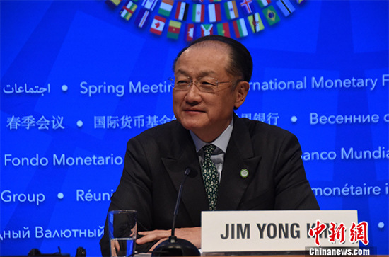 当地时间4月14日，世界银行行长金墉在华盛顿表示，世界银行与亚洲基础设施投资银行（亚投行）正在酝酿首个合作项目。 中新社记者 刁海洋 摄