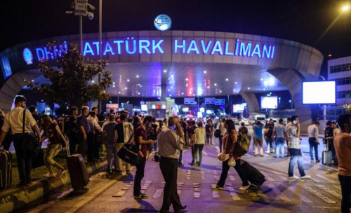 土耳其最大城市伊斯坦布尔两个国际机场从24日起强化安检措施。（图片来源：法新社）