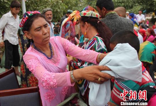 北京市仁爱慈善基金会向新疆捐赠3万余件衣物