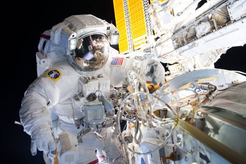 国际空间站第48航组指挥官杰夫·戴维斯在太空行走中。（图片来源：NASA）