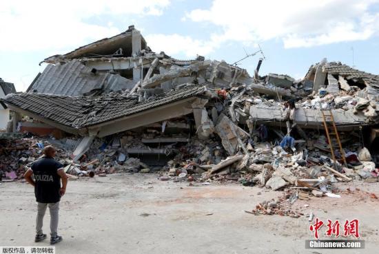 意大利中部地区发生6级以上地震。阿库莫利市距离地震的震中仅两公里，其一半建筑物被毁，大量人员被埋在废墟之下。