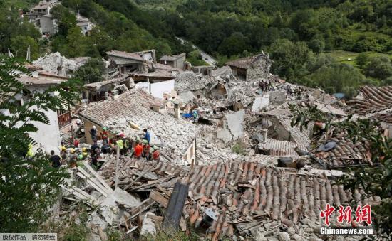 意大利中部城市PESCARA DEL TRONTO受到地震影响，大量建筑成为废墟。