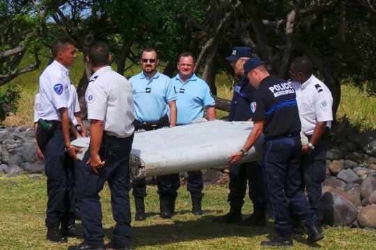 资料图：2015年8月在法属留尼汪岛发现的残骸属于失踪的MH370客机。