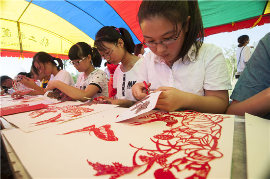 江苏南通:初中生学剪纸继承传统文化