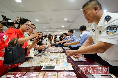 北京警方打掉盗销一条龙团伙 现场起获500余部