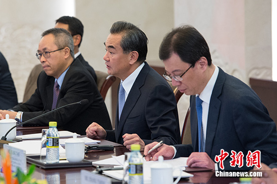 8月26日，中国外交部长王毅在北京同来华访问的第71届联合国大会主席汤姆森举行会谈。中新社记者 崔楠 摄